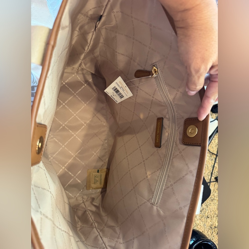 Michael Kors Bundle Raffle GiftAway $20X20 spots congrats @traci_decarlo!!! - Picture 9 of 16
